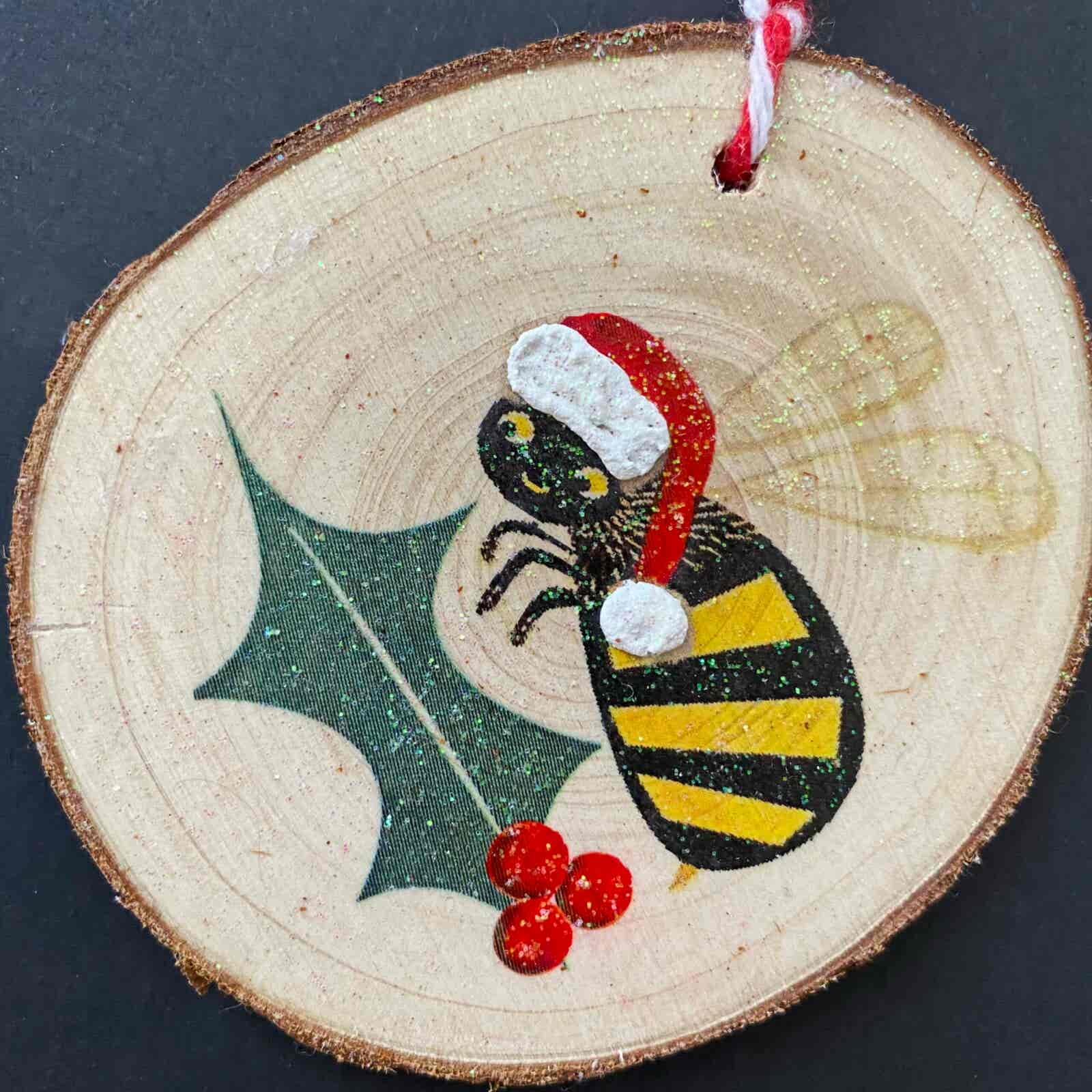Christmas Bee hanging Wood Slice - Image 3