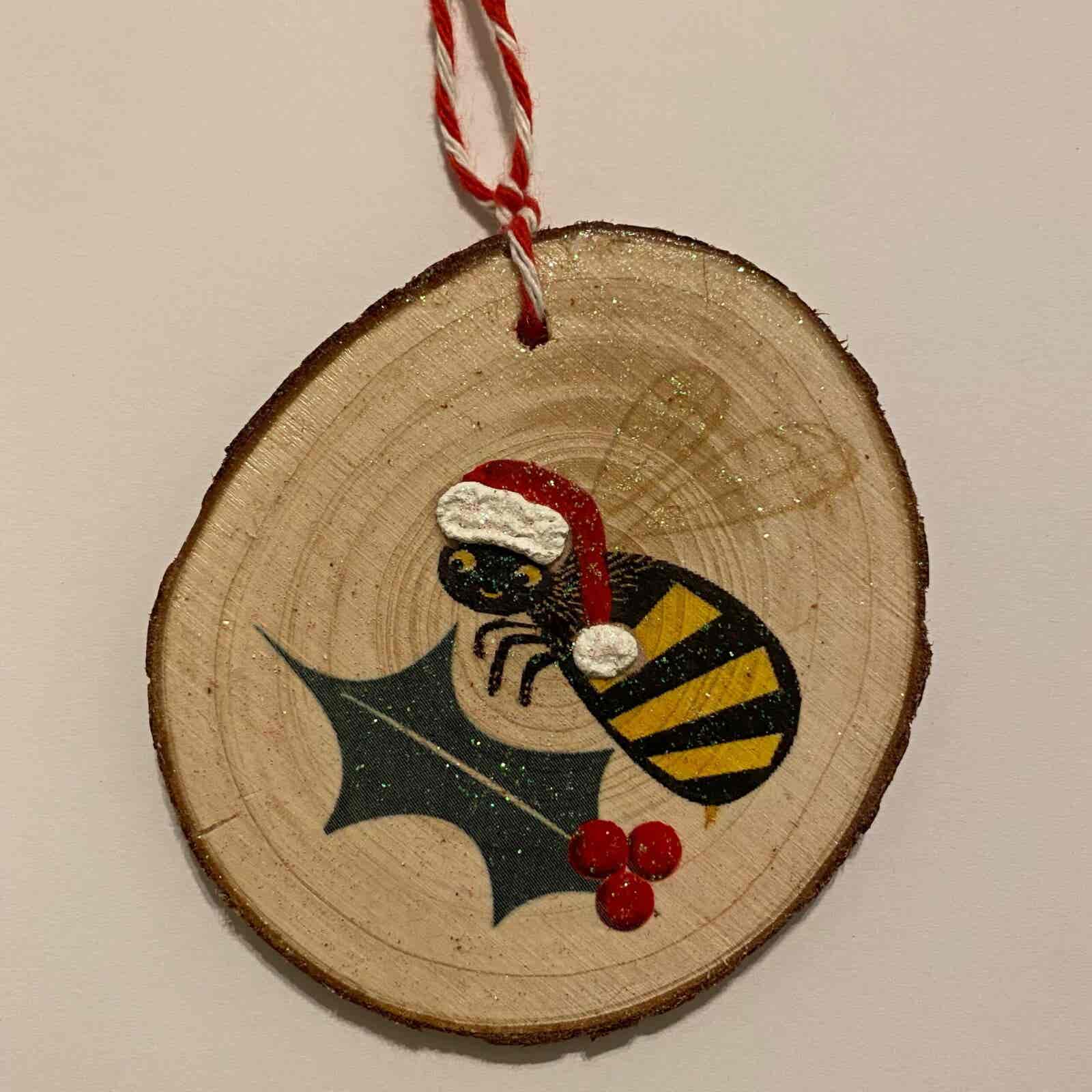 Christmas Bee hanging Wood Slice - Image 2