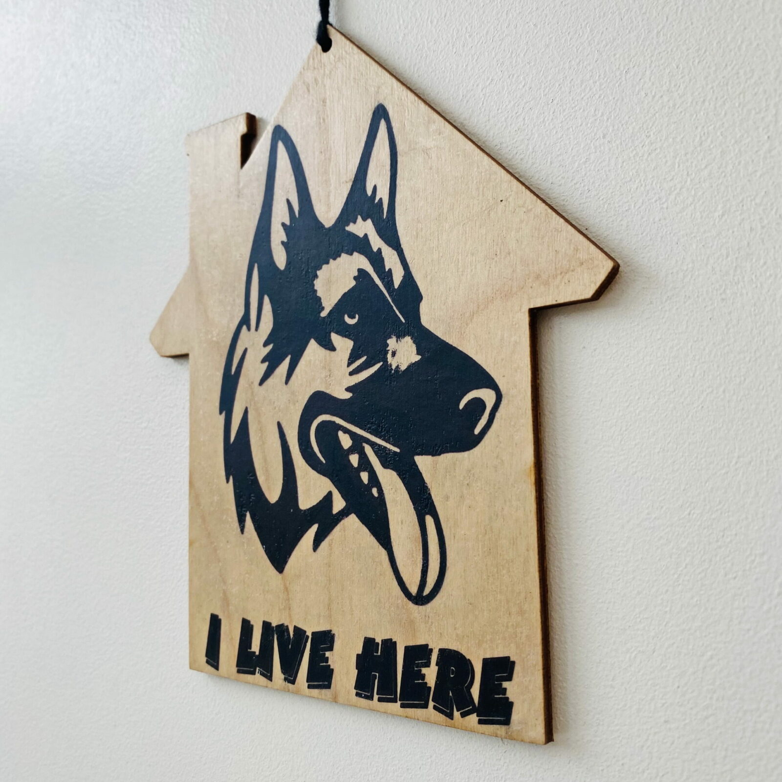German Shepherd 'I Live Here' House Plaque - Image 4