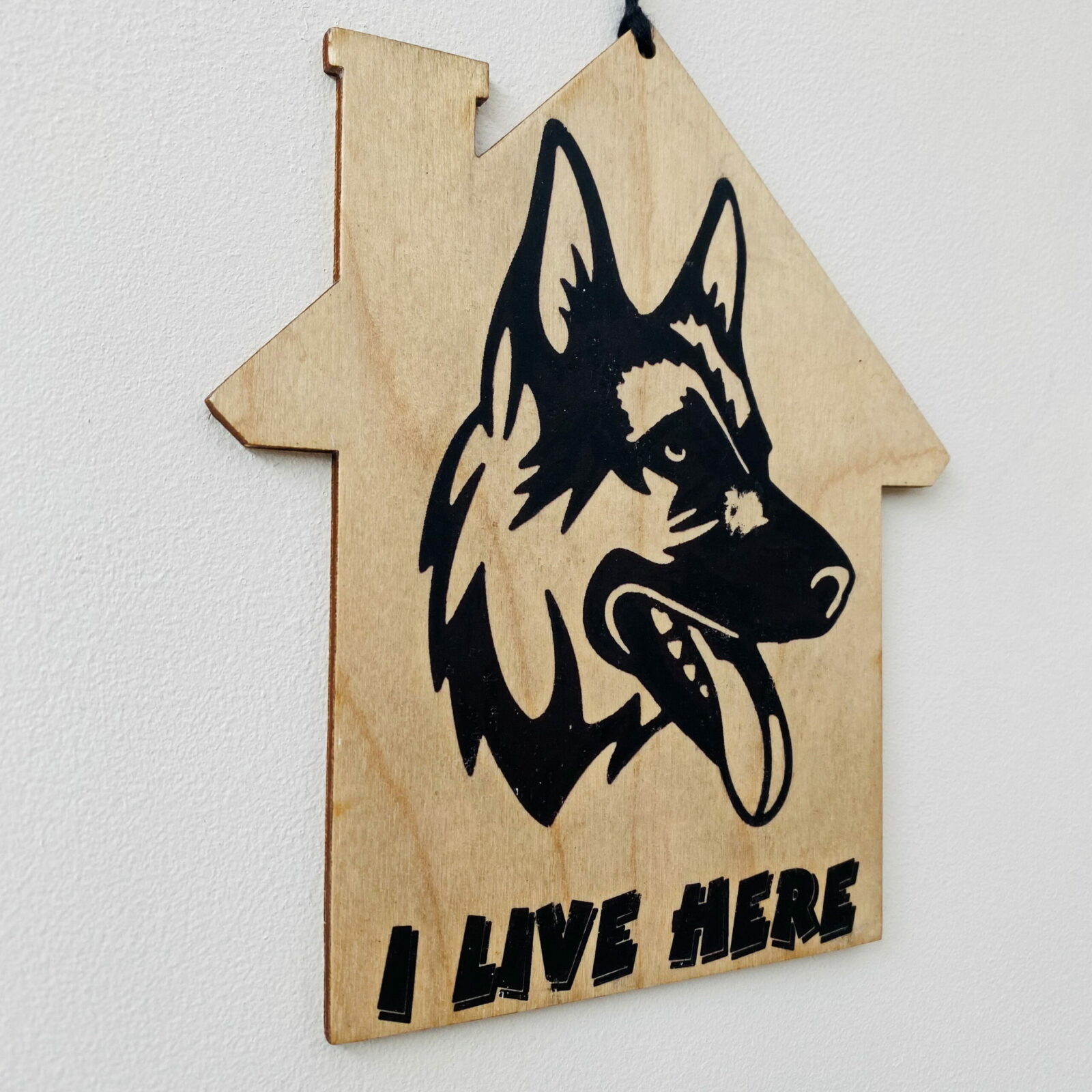 German Shepherd 'I Live Here' House Plaque - Image 2
