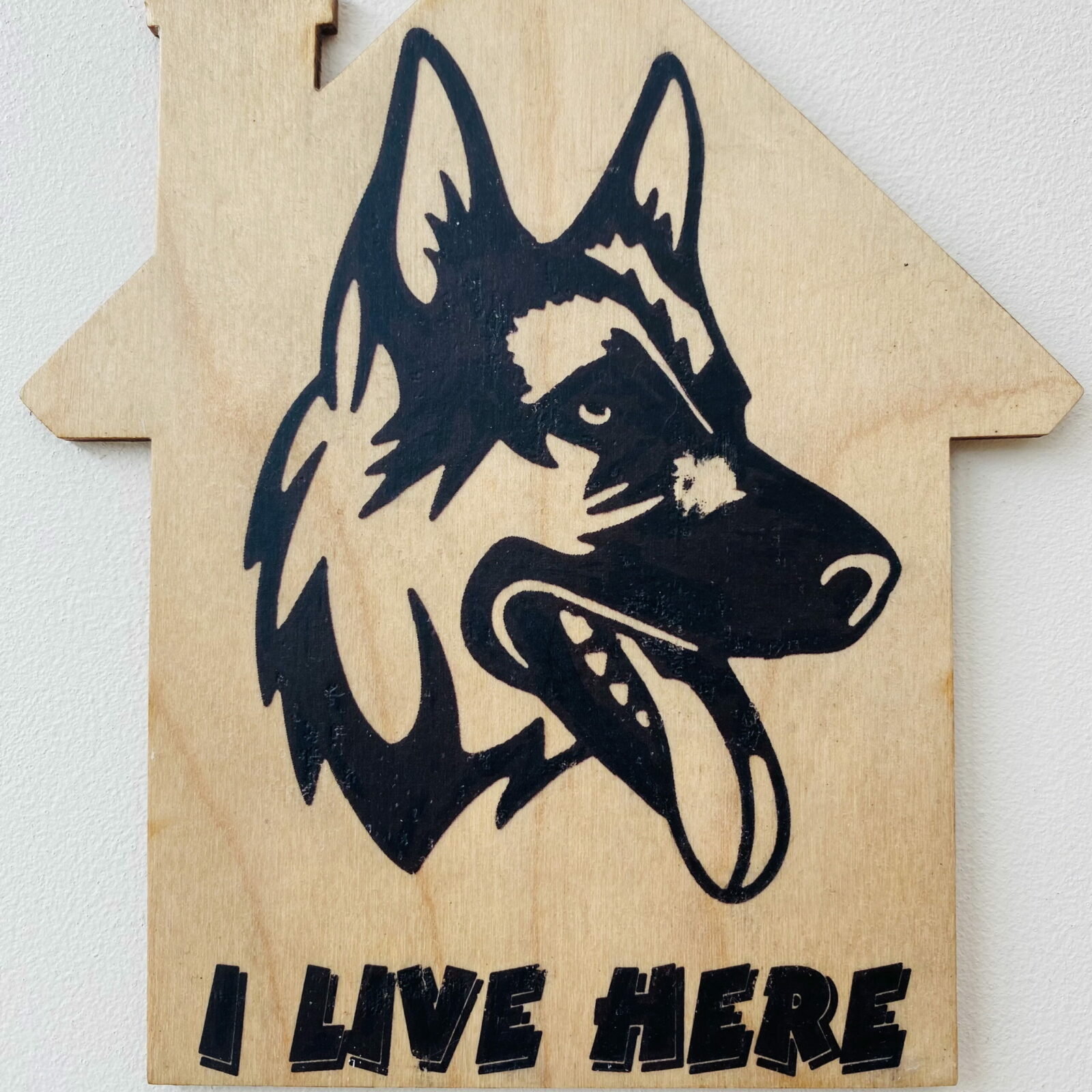 German Shepherd 'I Live Here' House Plaque - Image 3
